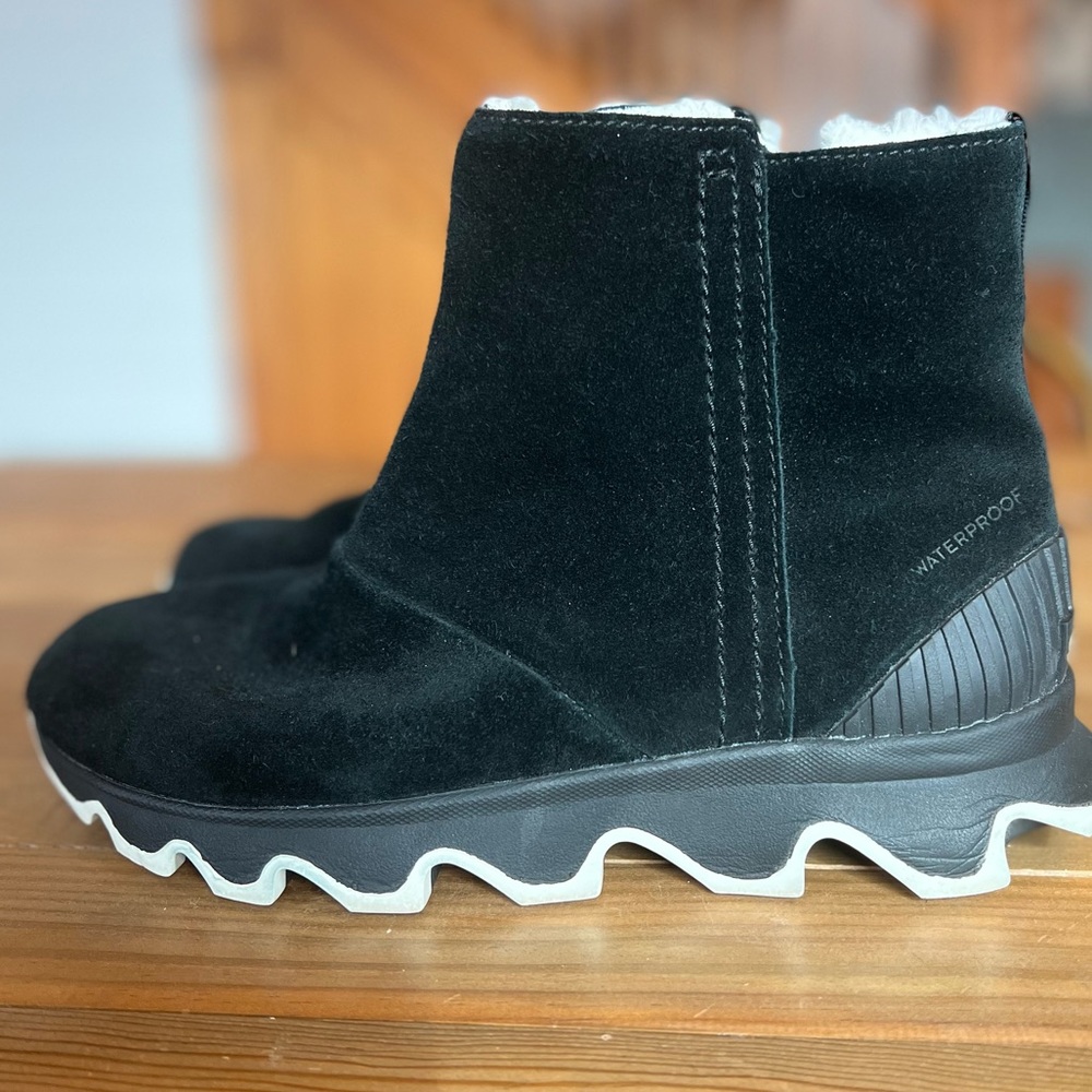 Women’s black Sorel boots